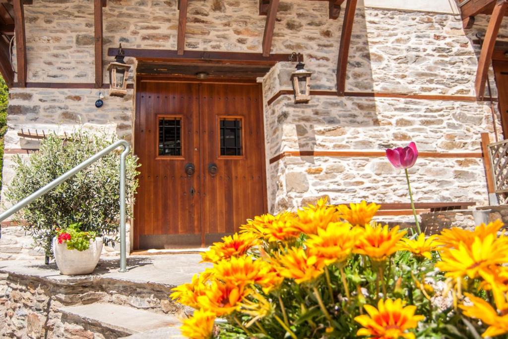 Viraggas Traditional Hotel Vrástama Exterior photo